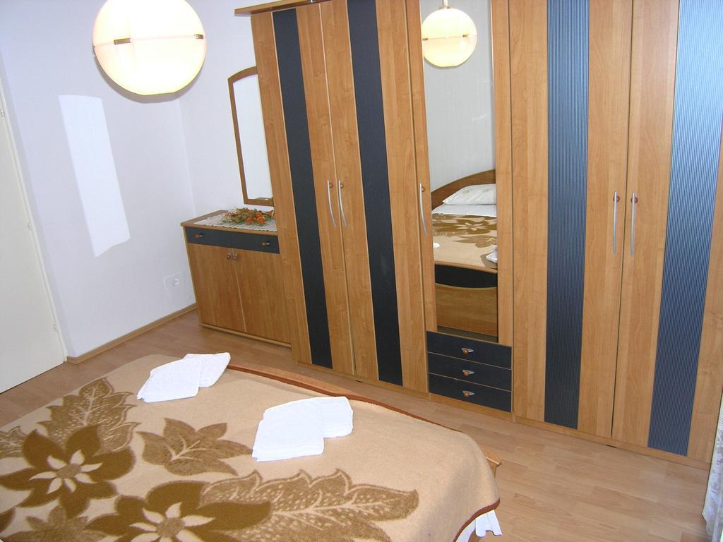 Apartment Julija Krk Town Exteriör bild
